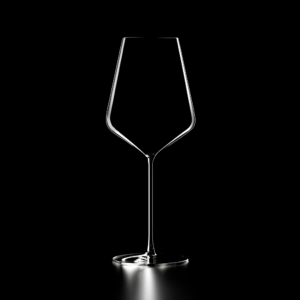 Lehmann Psyche wijn glas op een zwarte achtergrond