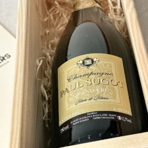 Close up van champagne fles Paul Sugot in houten kist
