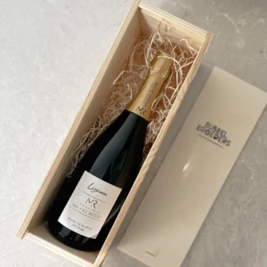 Een fles champagne in houten kistje