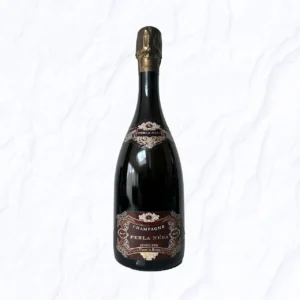 Een fles Grand Cru champagne op witte achtergrond.